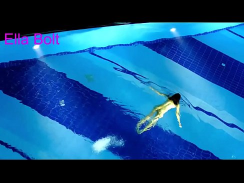 ❤️ Não consigo parar de ver, jovem loira apanhada a nadar nua na piscina da estância balnear ELLA BOLT Sexo de qualidade em nós ☑