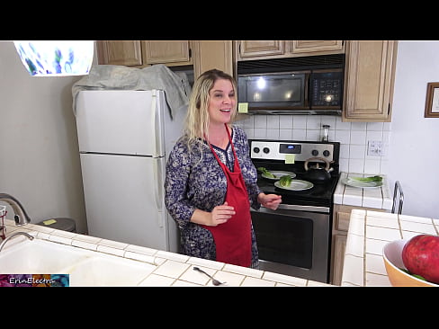 ❤️ A madrasta a ordenhá-lo na cozinha antes do seu encontro Sexo de qualidade em nós ☑