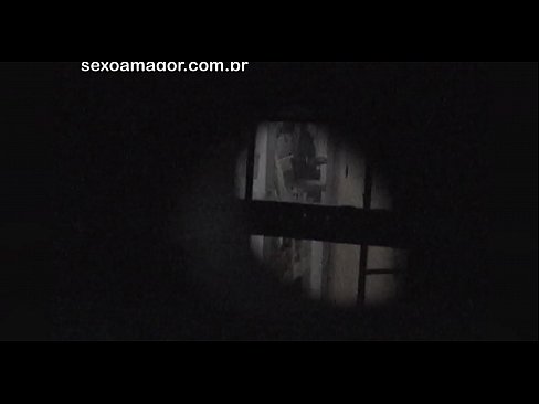 ❤️ Lourinho é filmado secretamente por um voyeur de bairro escondido atrás de tijolos ocos Sexo de qualidade em nós ☑