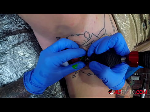 ❤️ Extremamente tatuada, a brasa Sully Savage fez uma tatuagem no seu clítoris Sexo de qualidade em nós ☑
