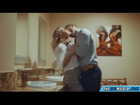 ❤️ Quando uma loira peituda o seduz numa casa de banho pública Sexo de qualidade em nós ☑